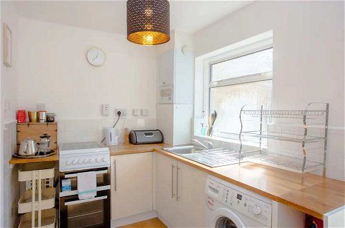 Photo 11 - Stylish 4BD House With Private Garden - Stratford