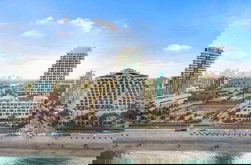 Foto 34 - Elegant Beachfront Condo: Your Perfect Getaway!