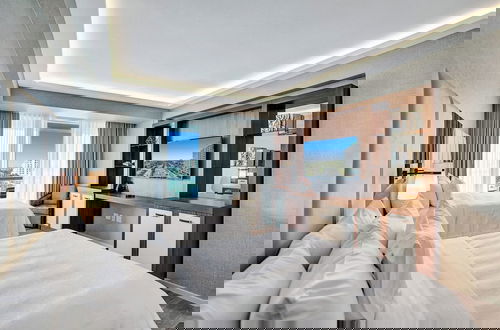 Foto 14 - Elegant Beachfront Condo: Your Perfect Getaway!