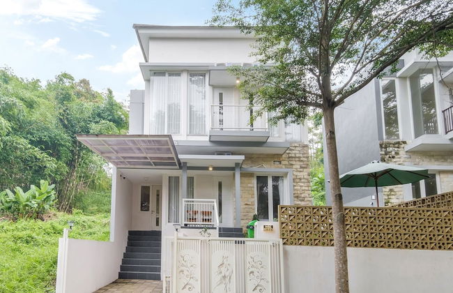 Calma Edelweiss Villa Lawang Malang - Foto 1