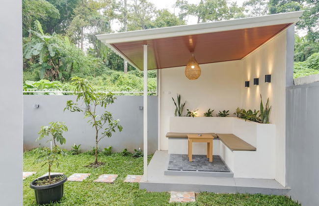 Calma Edelweiss Villa Lawang Malang - Foto 32