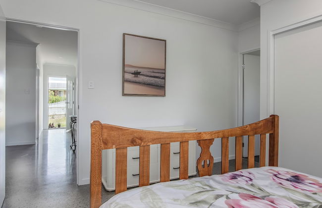 Coastal Relaxation in Banora - Photo 4