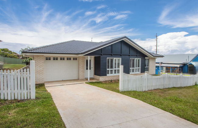Coastal Relaxation in Banora - Photo 21