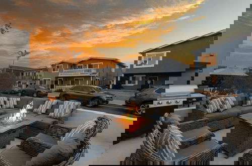 Foto 1 - Sandy by Avantstay Oceanview, Steps to Beach Patio w/ Fire Pit + Dining Area