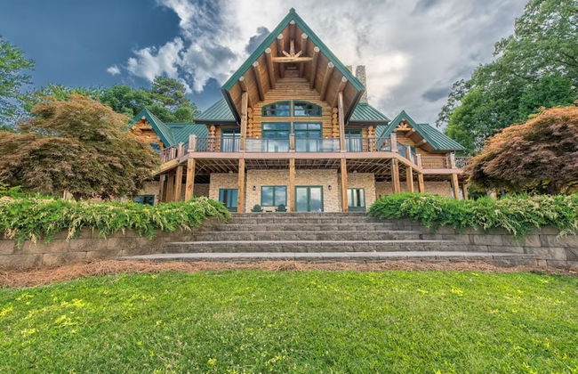 Azalea Retreat- The Lodge by Avantstay Best View - Photo 1