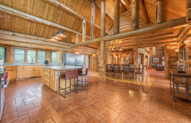 Azalea Retreat- The Lodge by Avantstay Best View - Photo 23