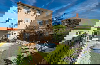 Foto 1 - Spacious Home With Bubble Bath and Garden