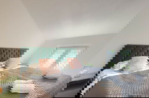 Foto 3 - Spacious Home With Bubble Bath and Garden