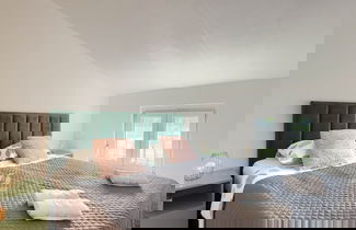 Foto 3 - Spacious Home With Bubble Bath and Garden