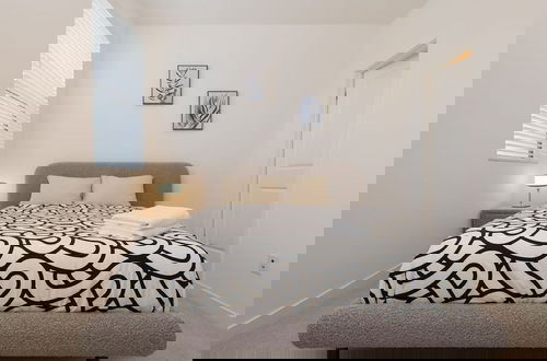 Foto 3 - Modern Designer Stay Bright Chic Spacious