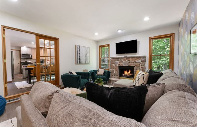 Charming Poconos Retreat With hot tub Fireplace - Foto 14