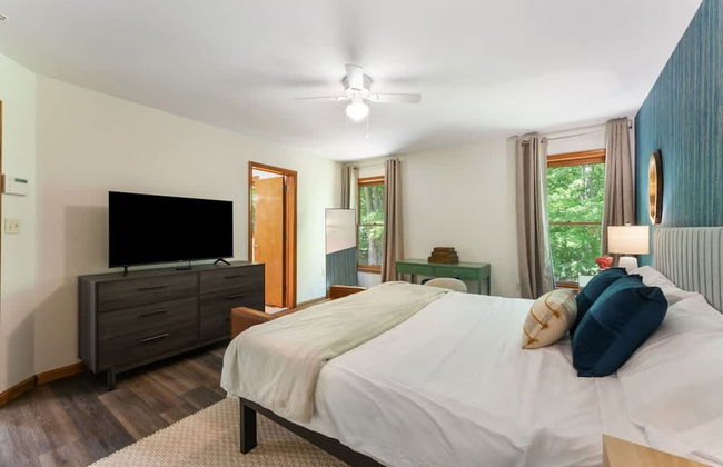 Charming Poconos Retreat With hot tub Fireplace - Foto 22