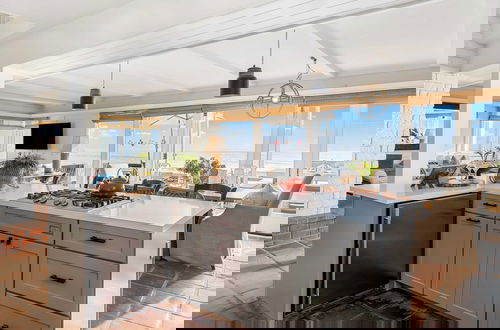 Foto 16 - Unbeatable Beachfront Bliss w/ Ocean Views, Luxe Interiors & Patio Beach Road