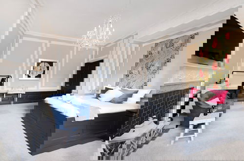Photo 10 - Contemporary Apt in the New Town