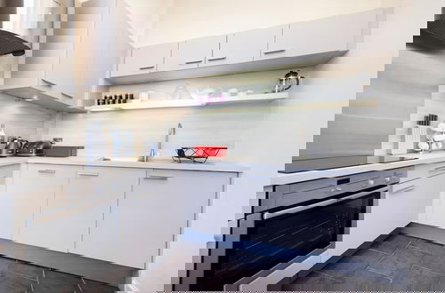Photo 7 - Contemporary Apt in the New Town