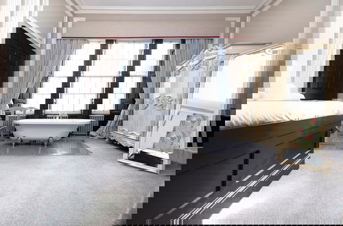 Photo 21 - Contemporary Apt in the New Town