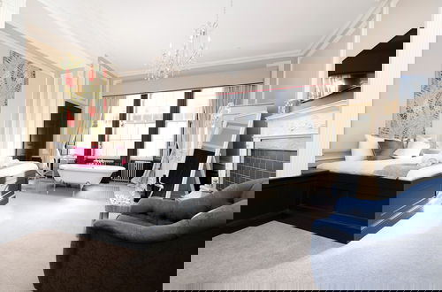 Photo 3 - Contemporary Apt in the New Town