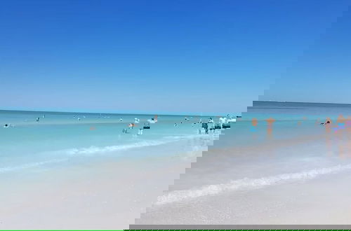 Foto 42 - Charming 2BR Lagoon-view Steps To Siesta Key Beach