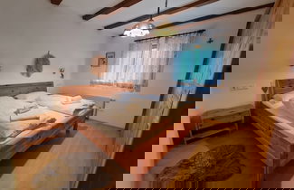 Photo 2 - Apartment With Mountain Views