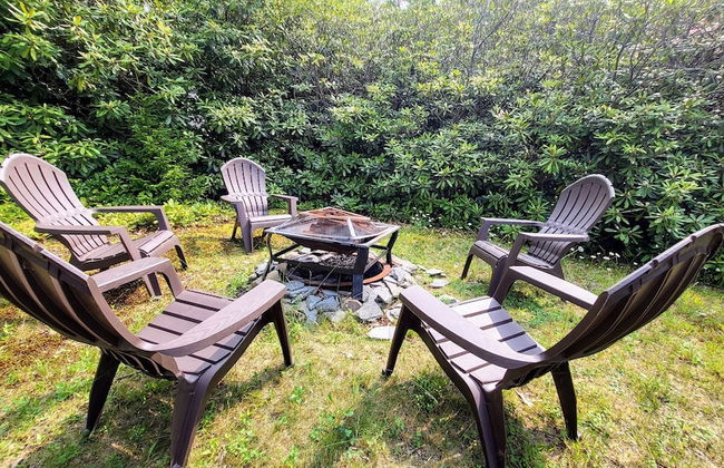 The Nest at Pinecrest by Avantstay Hot Tub Spacious Deck Game Room Fire Pit - Foto 49