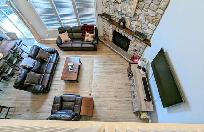 The Nest at Pinecrest by Avantstay Hot Tub Spacious Deck Game Room Fire Pit - Foto 13