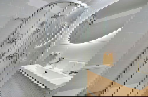 Photo 6 - Modern 