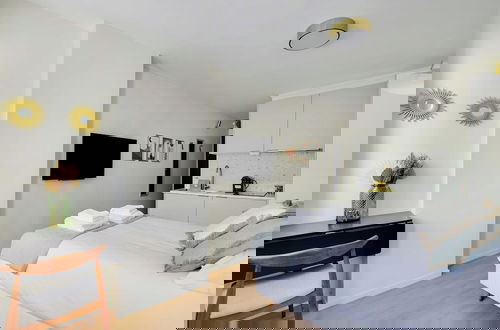 Photo 3 - Modern 