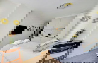 Photo 3 - Modern 