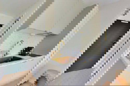 Photo 5 - Modern 