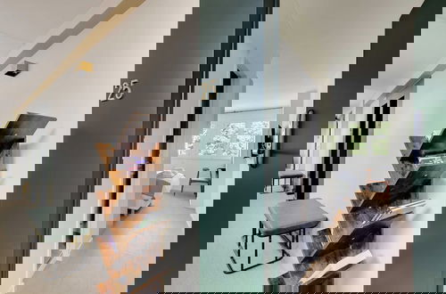 Photo 8 - Modern 