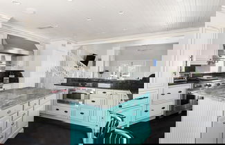 Foto 2 - Woodward Way Luxe Villa Near Beach w Pool Hot Tub Stocked Chef s Kitchen