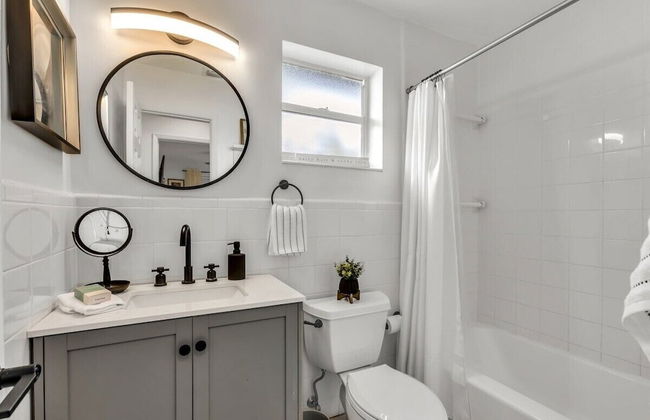 50% off New Waterfront Oasis Mins Beach, Eats, Shop - Foto 17