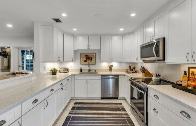 50% off New Waterfront Oasis Mins Beach, Eats, Shop - Foto 7