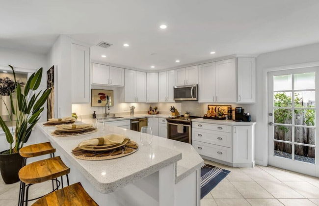 50% off New Waterfront Oasis Mins Beach, Eats, Shop - Foto 6