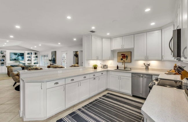 50% off New Waterfront Oasis Mins Beach, Eats, Shop - Foto 8