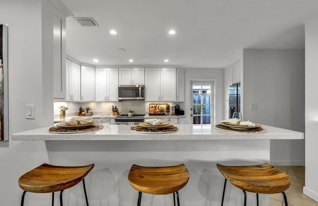 50% off New Waterfront Oasis Mins Beach, Eats, Shop - Foto 9