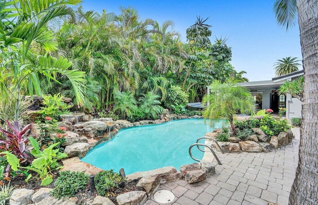 50% off New Waterfront Oasis Mins Beach, Eats, Shop - Foto 22