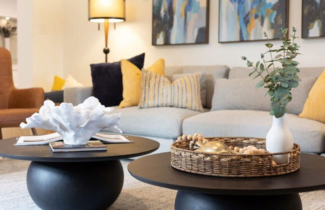 50% off New Waterfront Oasis Mins Beach, Eats, Shop - Foto 11
