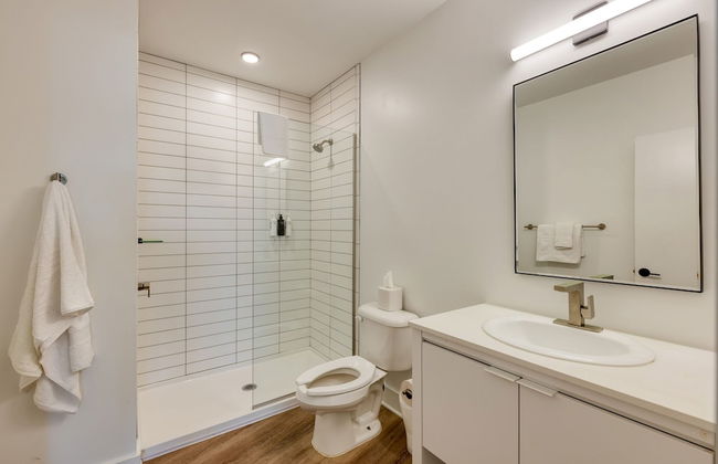 Dual Bachelor Pads w Rooftop Lounge Games Sleeps 26 5 Min to Broadway - Foto 19