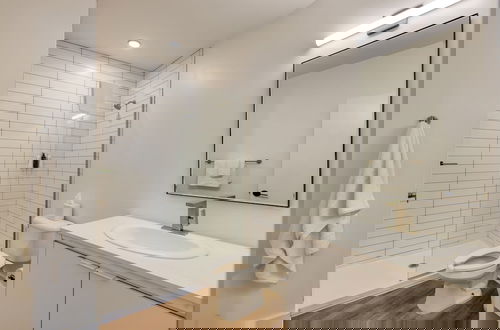 Foto 19 - Dual Bachelor Pads w Rooftop Lounge Games Sleeps 26 5 Min to Broadway