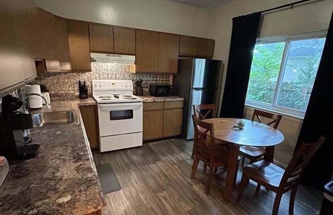 Stylish Sanctuary Near Emu: Ideal For Med Students 2 Bedroom Apts - Photo 4