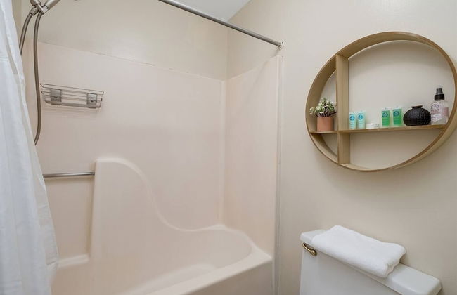 Stylish Sanctuary Near Emu: Ideal For Med Students 2 Bedroom Apts - Photo 7