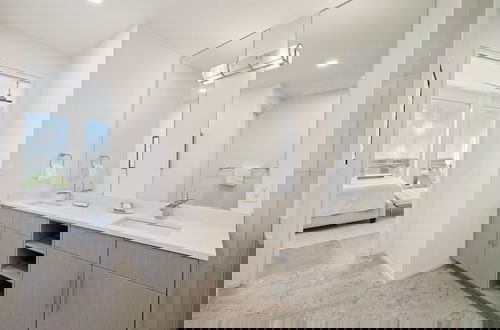 Photo 41 - Luxurious Penthouse Condo With Stunning Gulf Views! #402 Viridian In Seagrove 5br Sleeps 12 5 Bedroom Condo by RedAwning