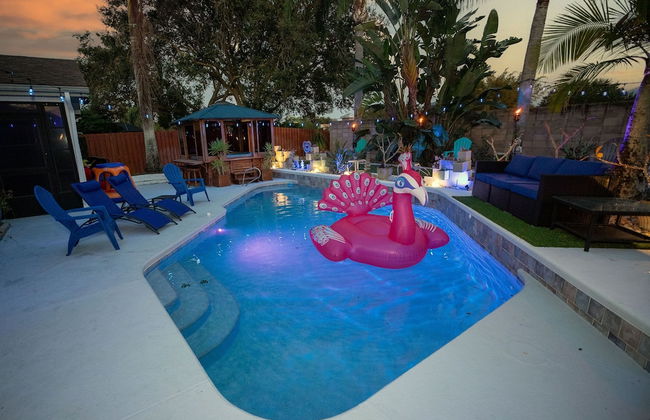 Gorgeous Urban Oasis W/hot Tub, Heated Pool And Private Movie Theater 3 Bedroom Home by RedAwning - Foto 41