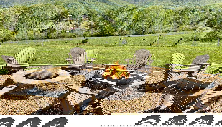 Foto 1 - Wearadise Mountain Views Home features Hot Tub and Fire Pit by RedAwning