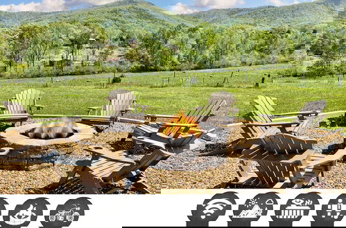 Foto 1 - Wearadise Mountain Views Home features Hot Tub and Fire Pit by RedAwning