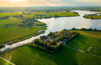 Photo 1 - Swarm - 3 Waterlodges Naast Elkaar in Friesland