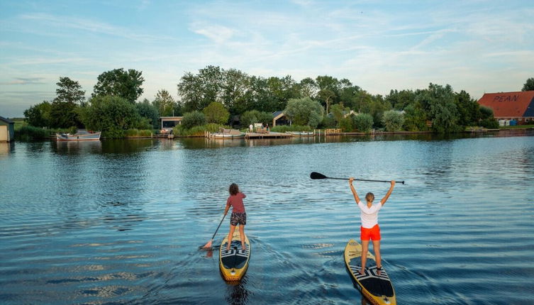 Foto 1 - Swarm - 3 Waterlodges Naast Elkaar in Friesland