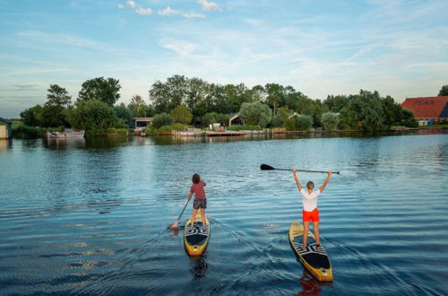 Foto 1 - Swarm - 3 Waterlodges Naast Elkaar in Friesland