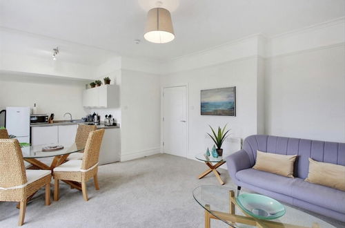 Photo 13 - Stunning 2-bed Apartment in Tunbridge Wells